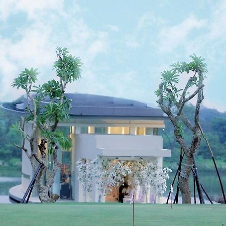 Ciputra Golf, Club & Hotel Surabaya Buitenkant foto