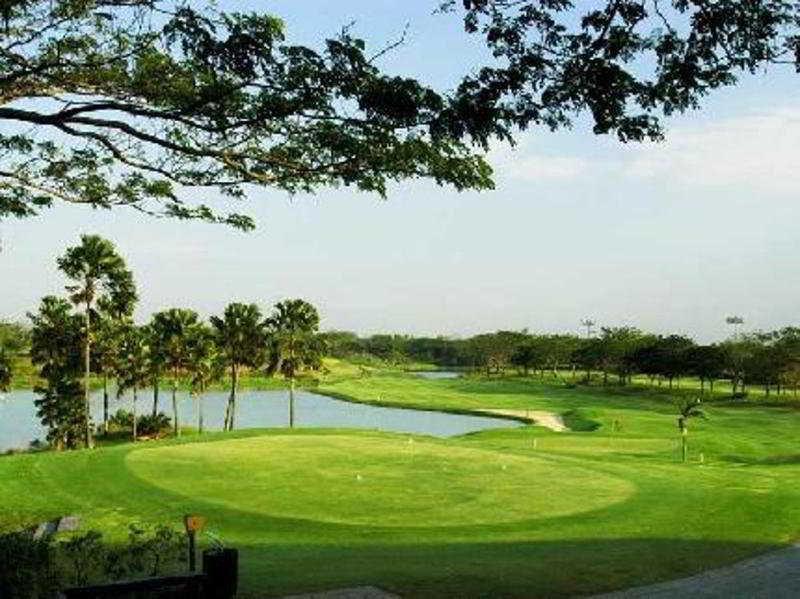 Ciputra Golf, Club & Hotel Surabaya Faciliteiten foto