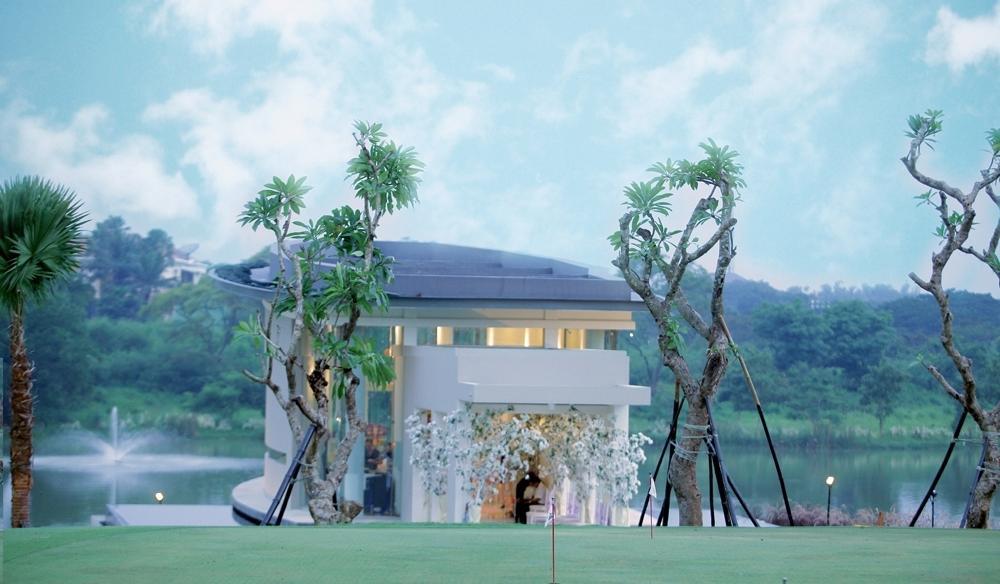 Ciputra Golf, Club & Hotel Surabaya Buitenkant foto